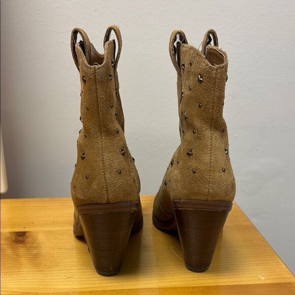 Limelight Tan Ankle Booties with 3” Stacked Heel - Women’s Size 6 Heeled Boots - Picture 6 of 12